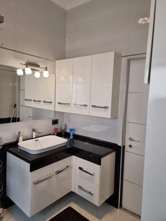 The 2nd floor of a villa is for rent near 5 Maj