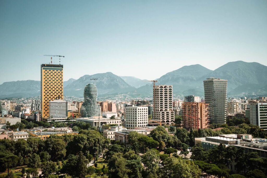 VENDESI COMMERCIALE IN VENDITA, CENTRO, TIRANA