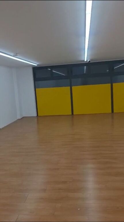 Myslym shyri , Locale commerciale in affitto