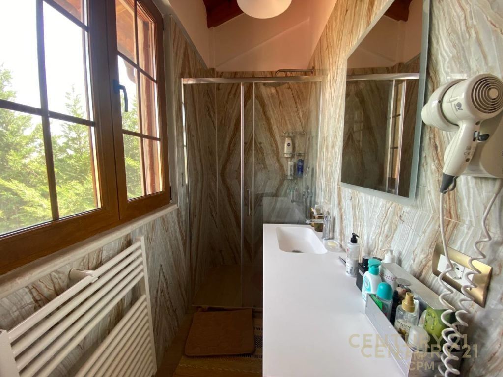 VENDIAMO VILLA INDIVIDUALE IN UN COMPLESSO A VISHNJE