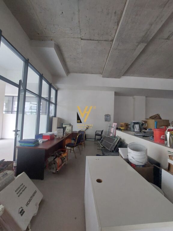 AFFITTASI NEGOZIO 100 M2 IN ZONA KOMUNA PARISIT 2.500 EURO