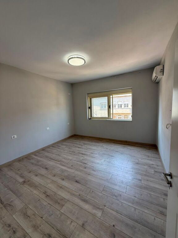 AFFITTASI APPARTAMENTO 2+1 CON CUCINA SEPARATA, CENTRO, DURRES!