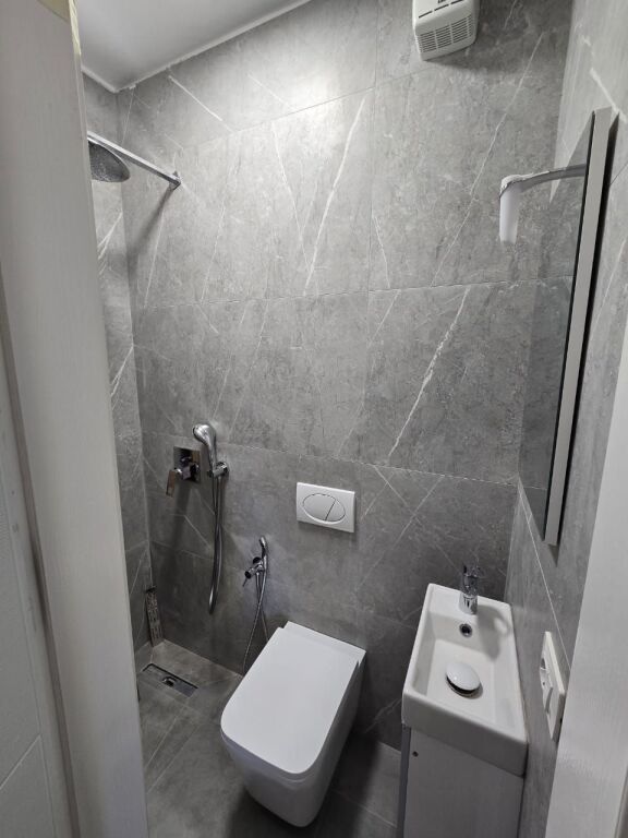 📌 Aparament 2+1+2+🅿️ me Qira – Pranë Shkollës së Kuqe