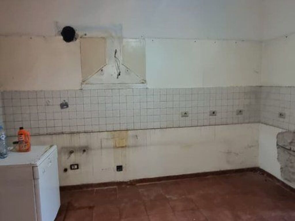 In vendita, Appartamento 3+1+2+Ripostiglio, Via Kavaja, Tirana