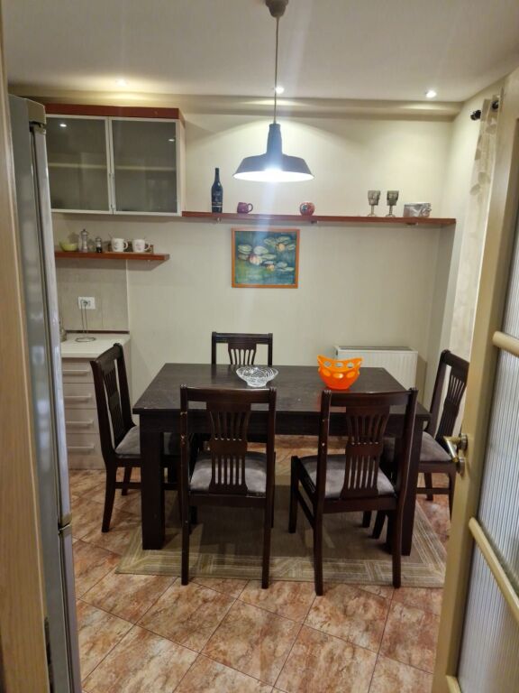 🏢Via Barrikadave, vicino all'Hotel Areela, si affitta appartamento 2+1+2, arredato. 90.000 Leke