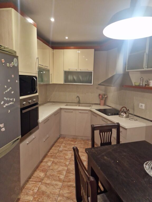 🏢Via Barrikadave, vicino all'Hotel Areela, si affitta appartamento 2+1+2, arredato. 90.000 Leke