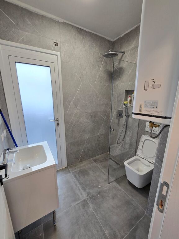📌 Aparament 2+1+2+🅿️ me Qira – Pranë Shkollës së Kuqe