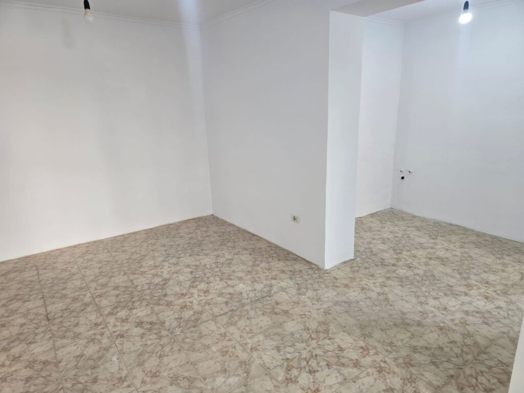 Vendesi 2 ambienti negozio + monolocale a 21 Dhjetori
