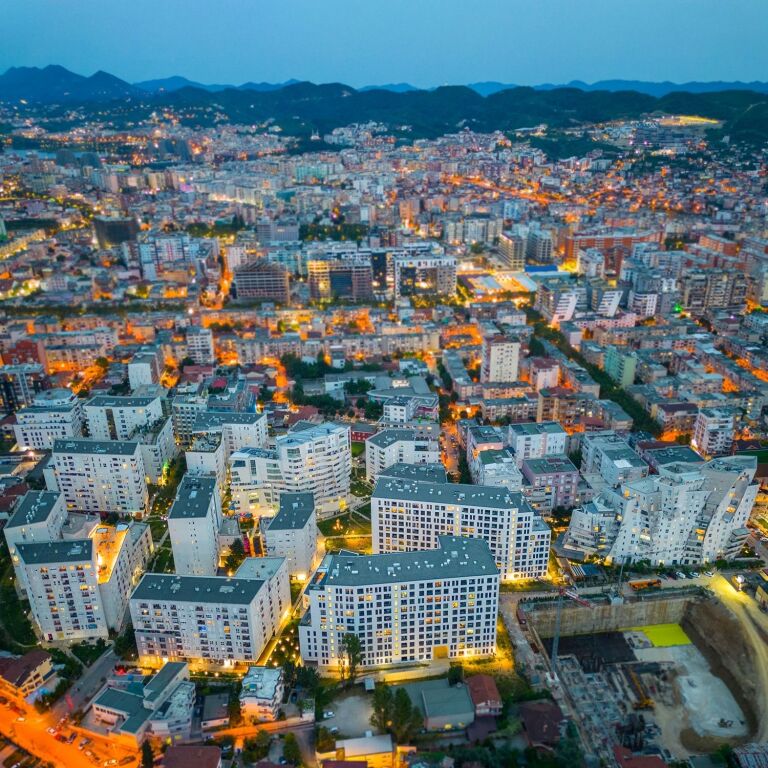 Apartament 2+1 me Qira Kompleksi Magnet 65.000all/muaj