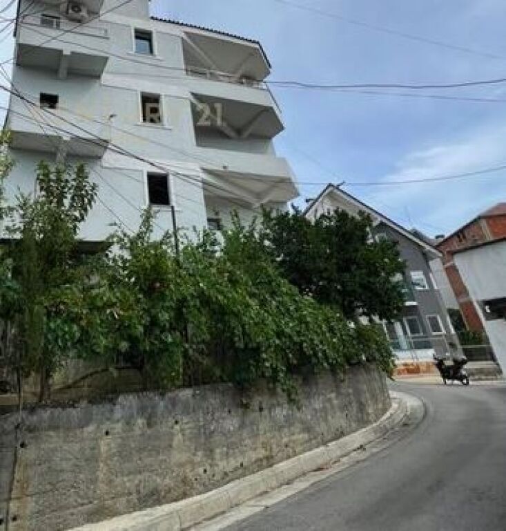 Villa di 4 piani in vendita a Kodra e Priftit!