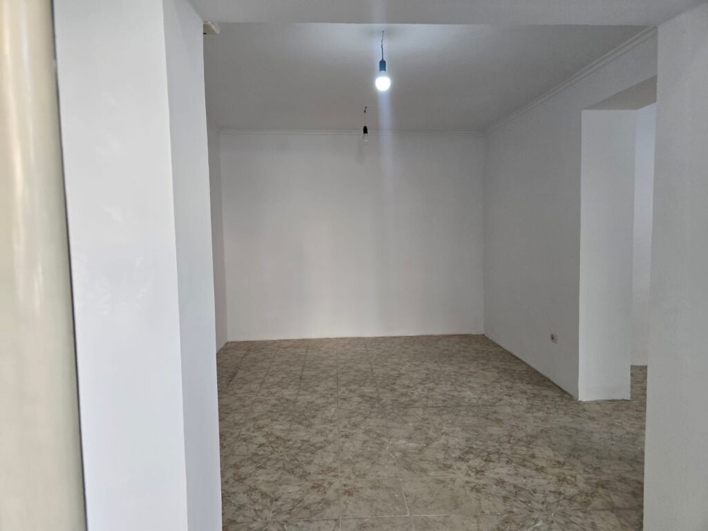 Vendesi 2 ambienti negozio + monolocale a 21 Dhjetori