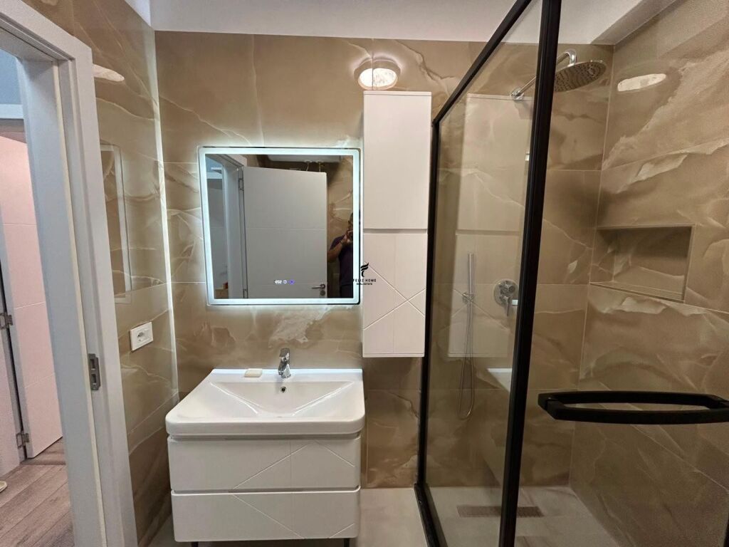 APARTAMENT ME QERA 2+1 STACIONI I TRENIT 75.000 LEKE FH-81715