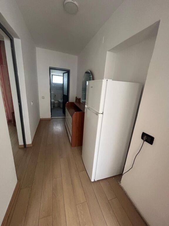 Komuna e parisit Jepet shtepi me qira 1+1+Oborr