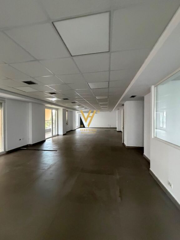 JEPET ZYRE 448 M2 ME QERA TE KIKA 2, KOMUNA PARISIT 7.000 EURO