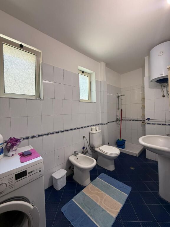🏡 Apartament 1+1 me qira pranë Gjykatës  🍽️ Kuzhinë e veçuar