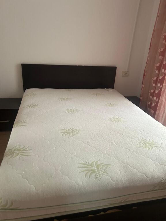 Komuna e parisit Jepet shtepi me qira 1+1+Oborr