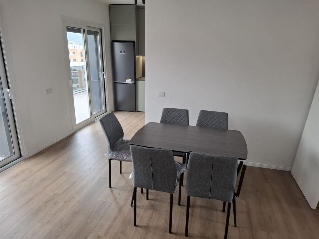 📌 Aparament 2+1+2+🅿️ me Qira – Pranë Shkollës së Kuqe