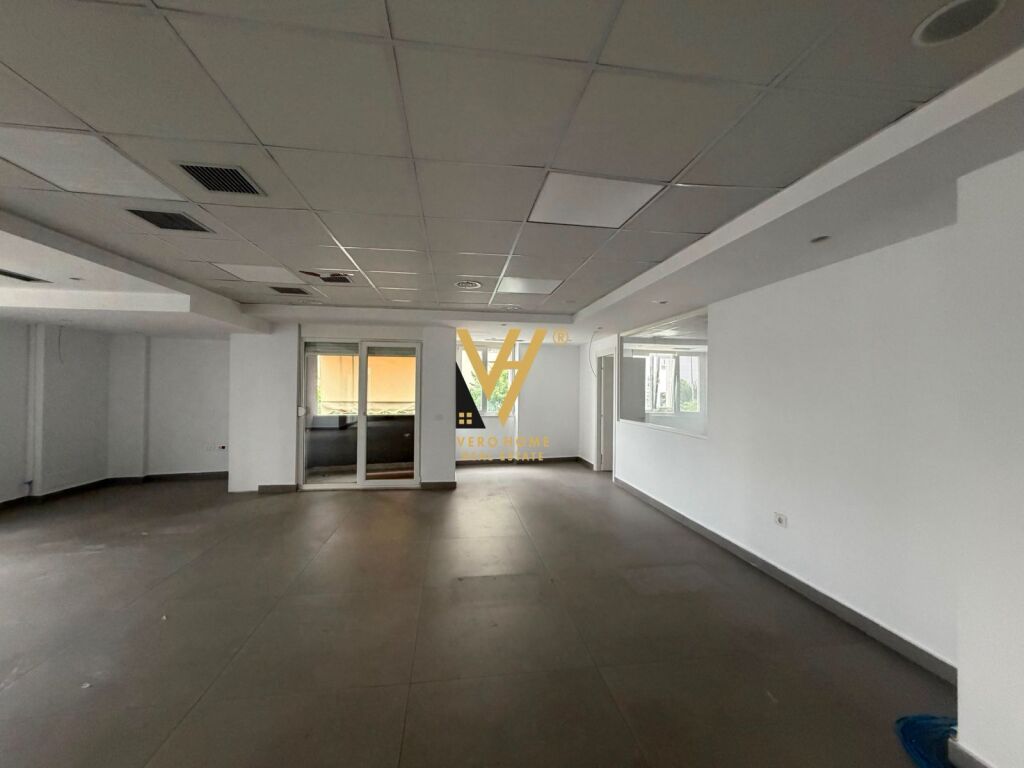 JEPET ZYRE 448 M2 ME QERA TE KIKA 2, KOMUNA PARISIT 7.000 EURO