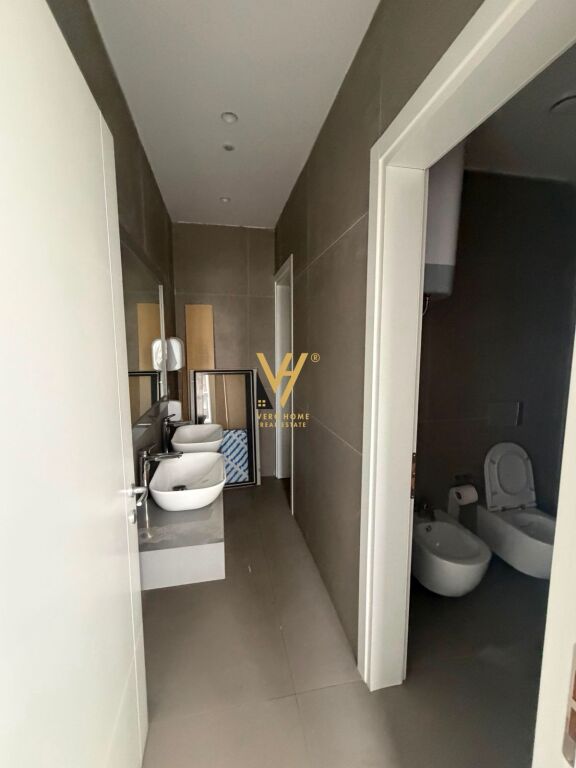JEPET ZYRE 448 M2 ME QERA TE KIKA 2, KOMUNA PARISIT 7.000 EURO