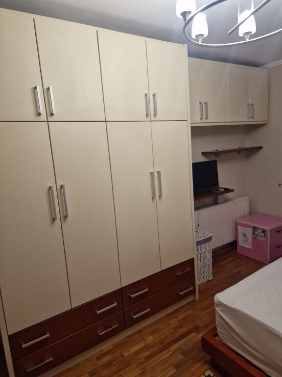 🏢Via Barrikadave, vicino all'Hotel Areela, si affitta appartamento 2+1+2, arredato. 90.000 Leke