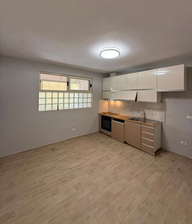 AFFITTASI APPARTAMENTO 2+1 CON CUCINA SEPARATA, CENTRO, DURRES!