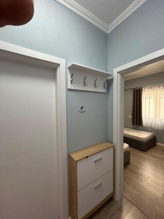 APARTAMENT ME QERA 2+1 STACIONI I TRENIT 75.000 LEKE FH-81715
