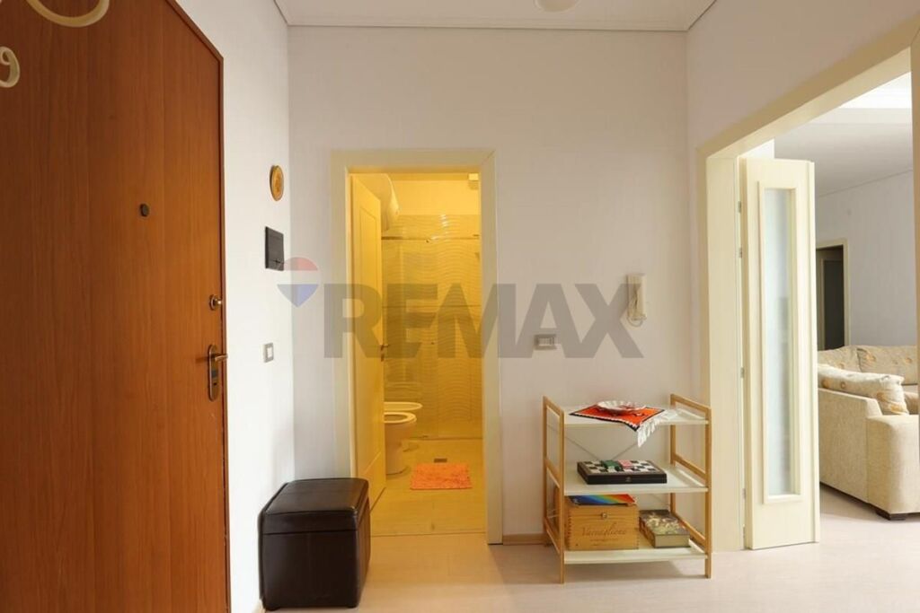 Apartament - Për Shitje - Tregu Elektrik I Ri, Tiranë