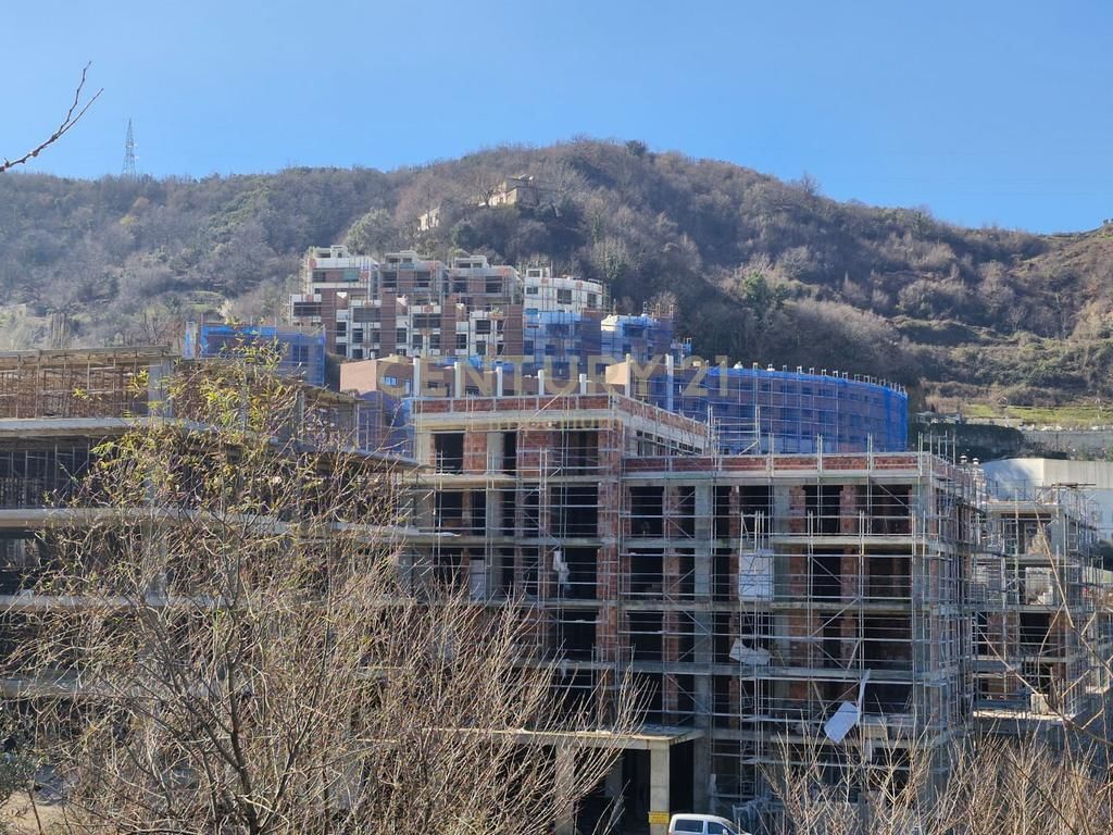 Appartamento 2+1+2 + 98m2 veranda in vendita presso Residenca Kodra e Diellit 2!
