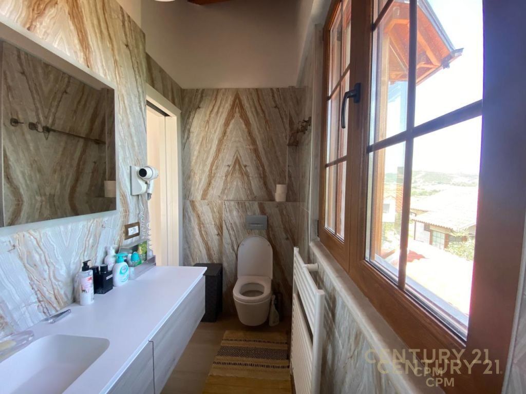 VENDIAMO VILLA INDIVIDUALE IN UN COMPLESSO A VISHNJE