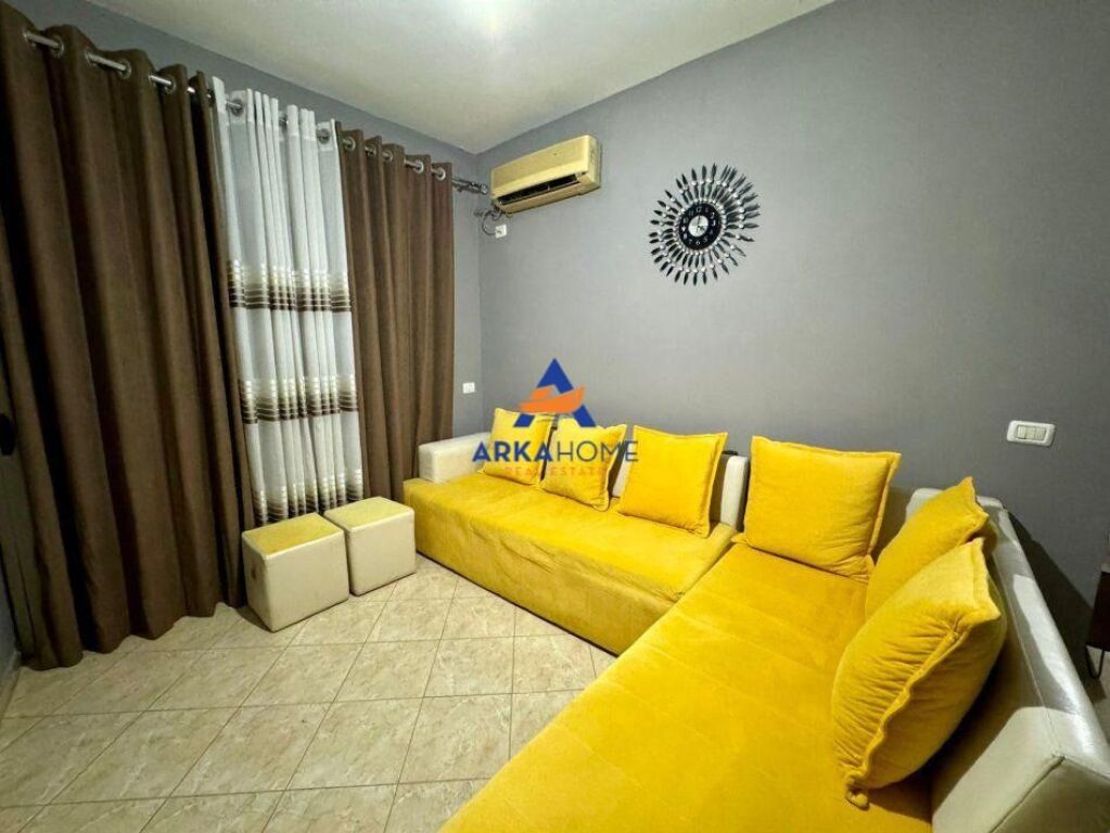 JEPET ME QIRA APARTAMENT 1+1+BALLKON "UNAZA E RE, AFËR BAR RETURN" 45.000 LEKE