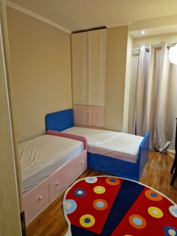 🏢Via Barrikadave, vicino all'Hotel Areela, si affitta appartamento 2+1+2, arredato. 90.000 Leke