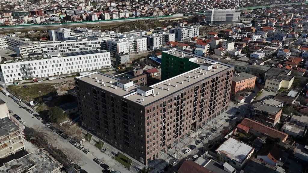 5 Maji - Japim me qira 20 poste parkimi