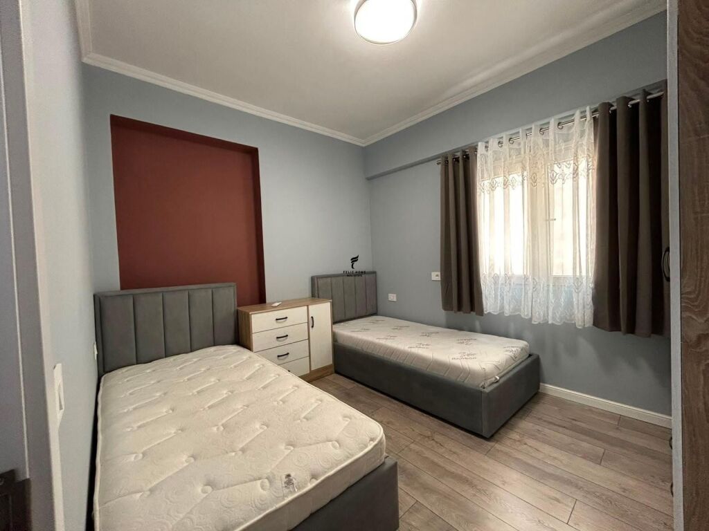 APARTAMENT ME QERA 2+1 STACIONI I TRENIT 75.000 LEKE FH-81715