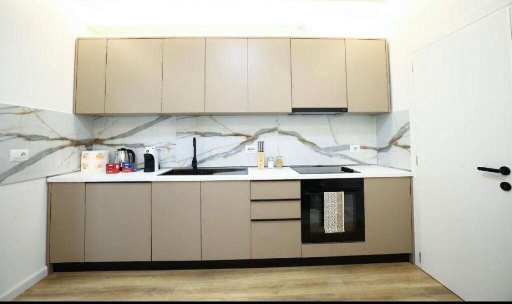 Jepet apartament 2+1 me qira tek Sheshi Skenderbej , prane Kafe Lebon , Ish Kafe Flora , Qender , Rruga e Durresit .