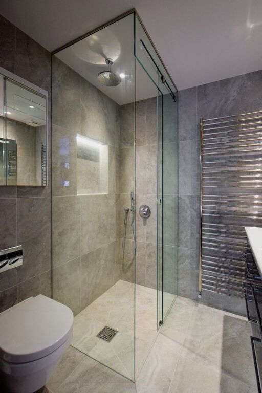 Komuna e Parisit- jepet me qera apartament modern 2+1+2.