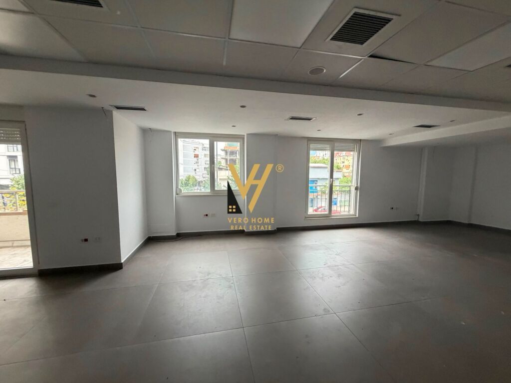 JEPET ZYRE 448 M2 ME QERA TE KIKA 2, KOMUNA PARISIT 7.000 EURO
