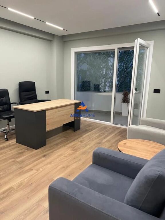 JEPET ZYRE ME QERA 100M2 "KOPSHTI BOTANIK" 900 EURO