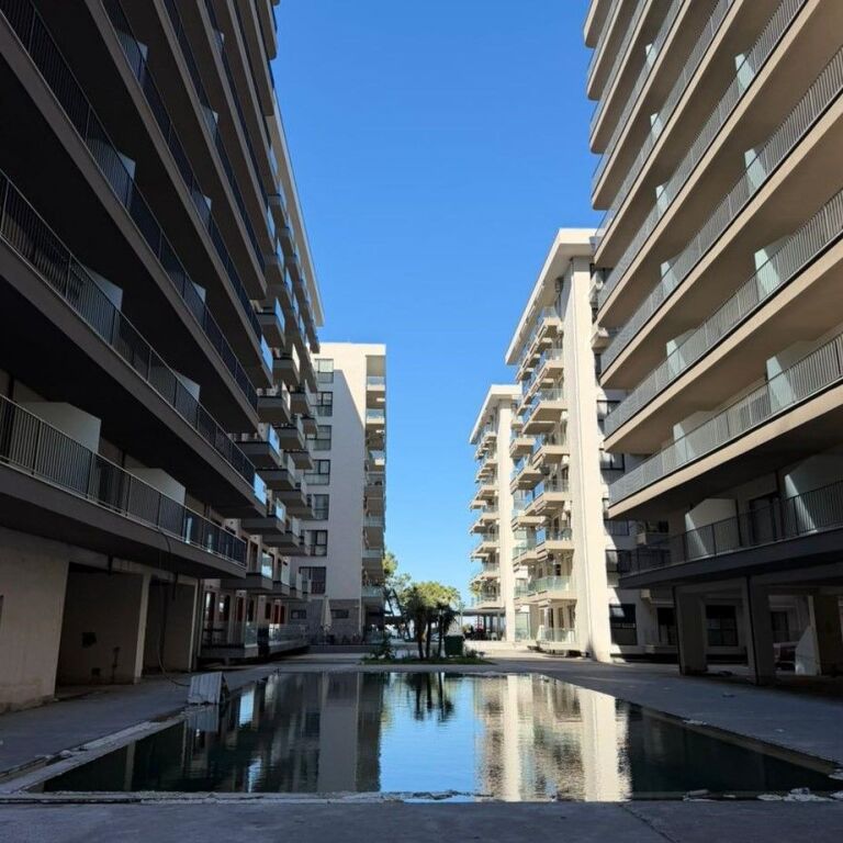 🏡🌊 OCCASIONE‼️ APPARTAMENTO 2+1 + LAVANDERIA IN VENDITA – HOLIDAY IN, SHËNGJIN ✨