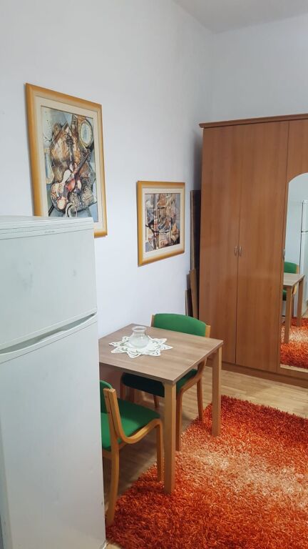 Jepet me qera garsoniere, Rruga e Dibres , prane shkolles Medrese - 295 mije leke