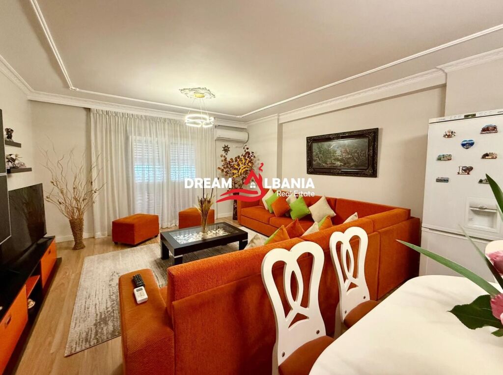 Jepet Apartament 2+1+2 me qera Komuna Paris