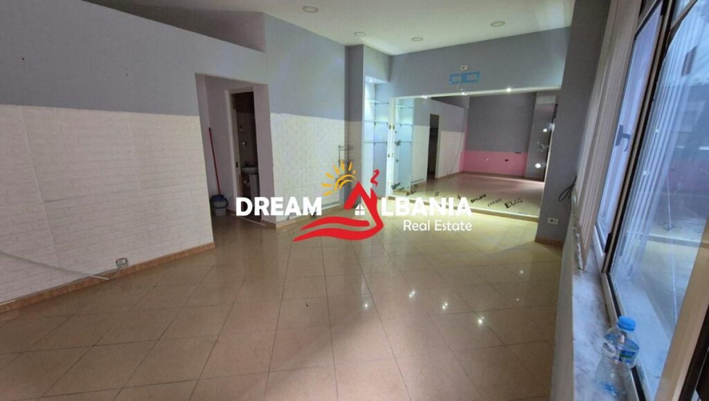 Negozio in vendita in Via Kongresi Manastirit vicino alla Pediatria a Tirana (ID 4171553)