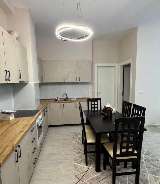 Jepet me qera apartament 1+1+Parkim në Astir!