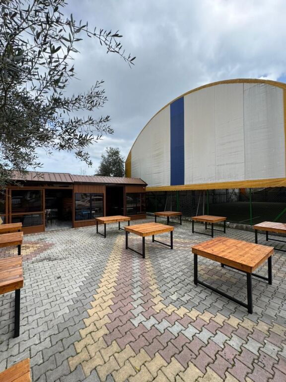 Ristorante con Griglia e Campo da Calcetto in Affitto