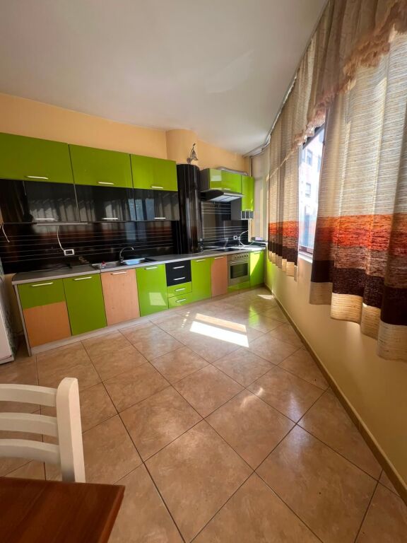APARTAMENT 1+1 NE SHITJE TE BULEVARDI ZOGU I