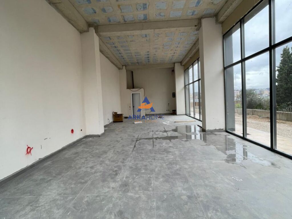 NEGOZIO IN AFFITTO 100.29M2 "VICINO A GEGA OIL, PASKUQAN" 85000 LEKE