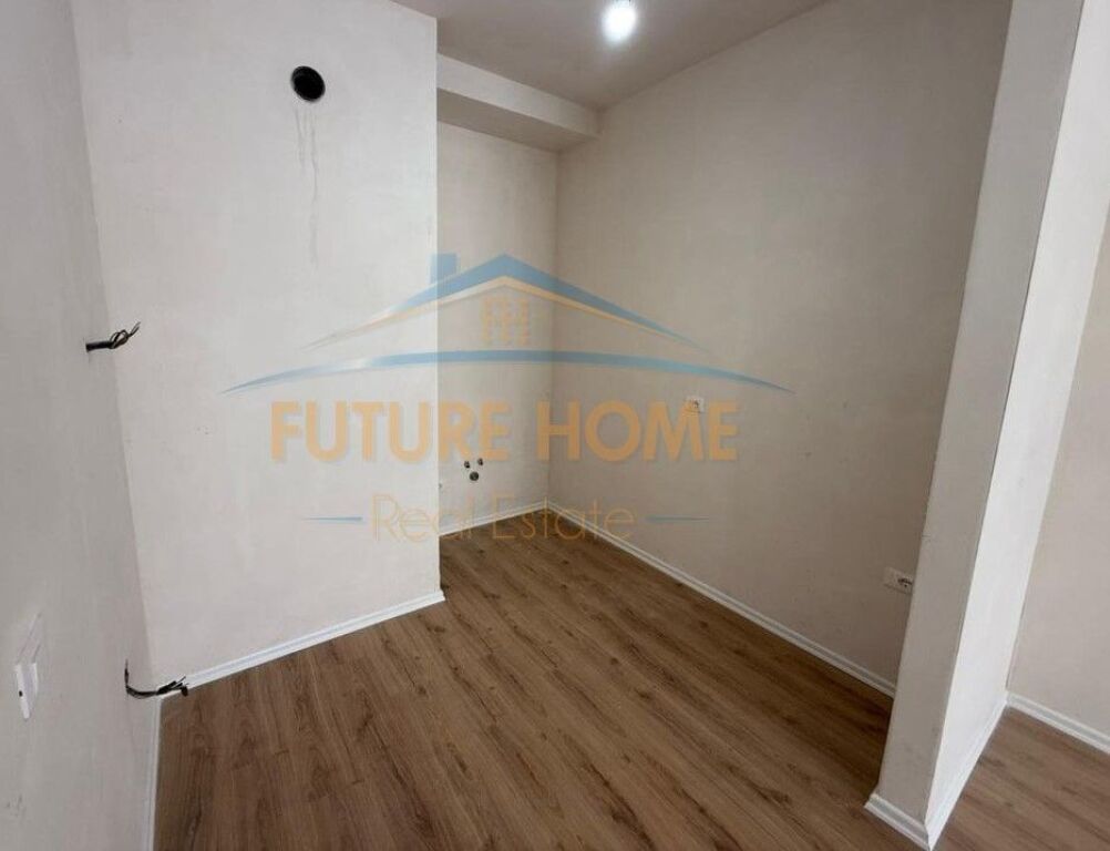 Tirane, shes apartament 3+1 Kati 4, 124.8 m² 400.000 € (Komuna e Parisit)