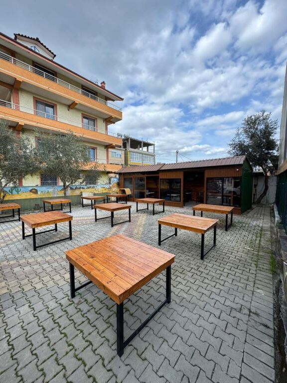 Ristorante con Griglia e Campo da Calcetto in Affitto