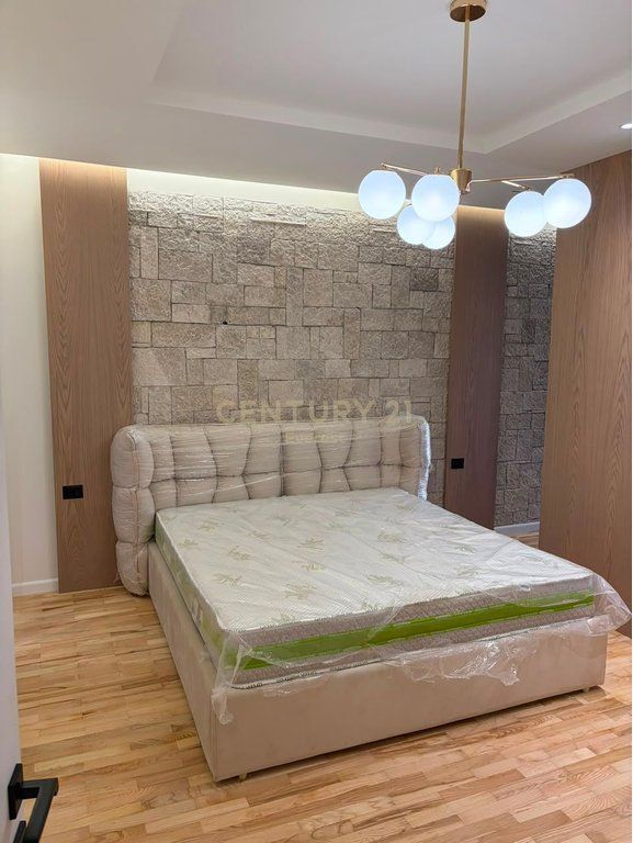 KOPSHTI BOTANIK, APARTAMENT 2+1+2+PARKIM PER QIRA 1,300 € /Muaj
