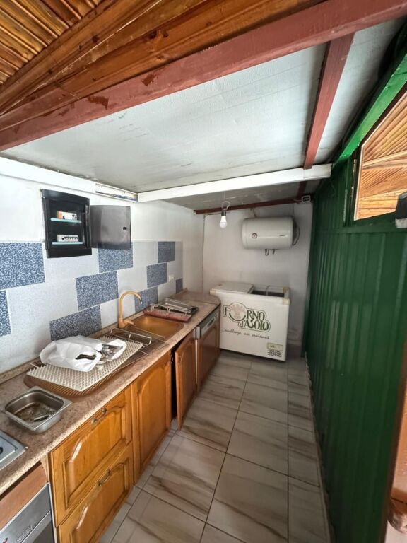 Ristorante con Griglia e Campo da Calcetto in Affitto