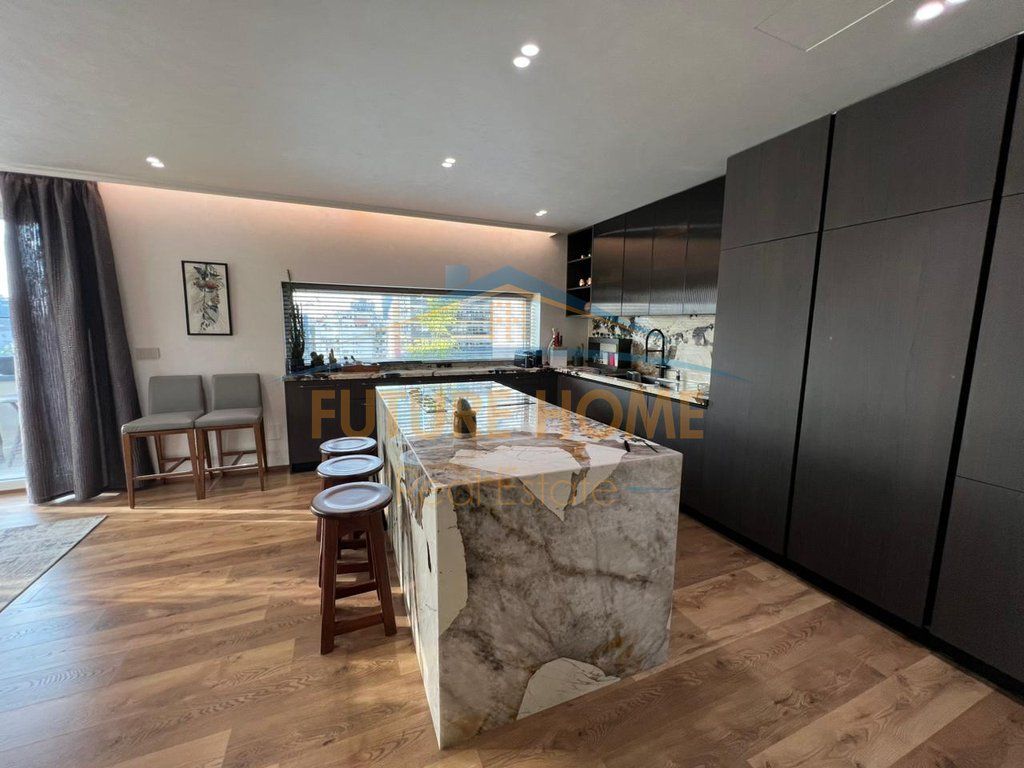 Shitet, Sky Villa Penthouse, Bllok